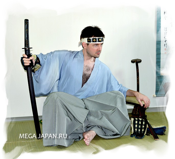 предметы самурайского искусства: старинная подставка для меча, подставка для руки