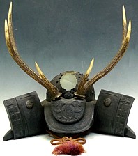 японская антикварная резная подставка для меча в виде самурайского шлема, эпоха Мэйдзи