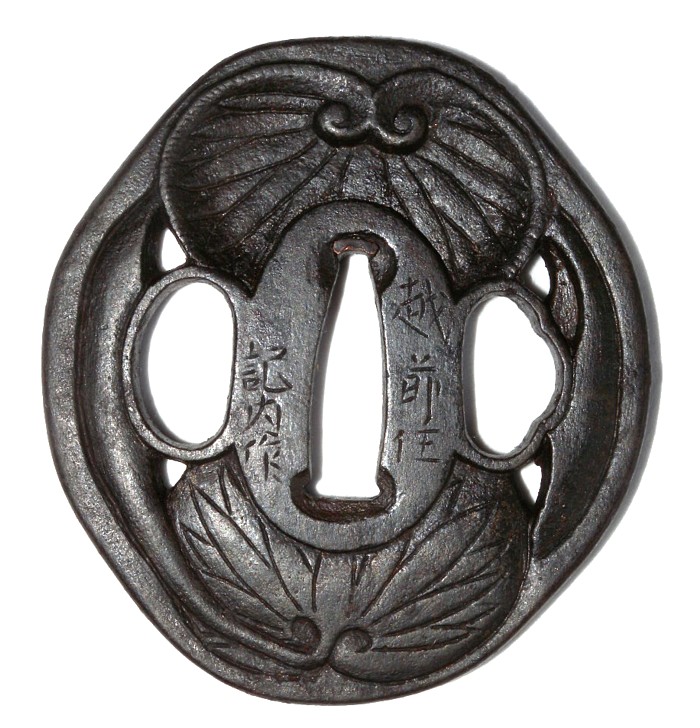 подписная цуба японского меча вакидзаси с гербом  клана Токугава
