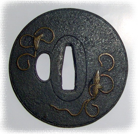 Цуба антикварная, кованная с изображением вьюнка и буддийским символом